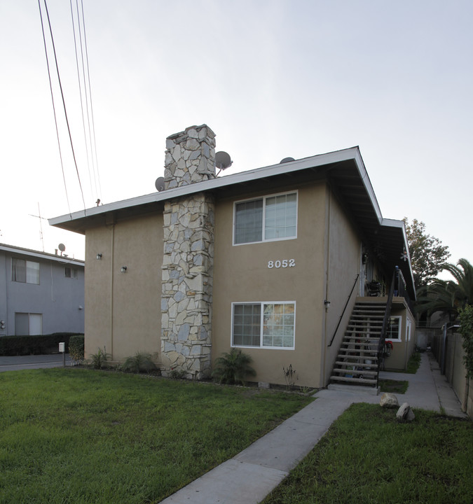 8052 Whitaker St in Buena Park, CA - Foto de edificio