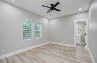 2114 Oatfield Dr in Houston, TX - Foto de edificio - Building Photo