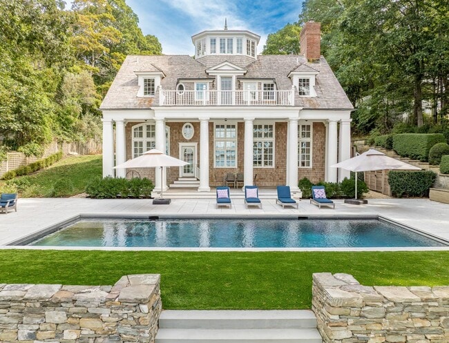 66 Ram Island Dr in Shelter Island, NY - Building Photo - Building Photo