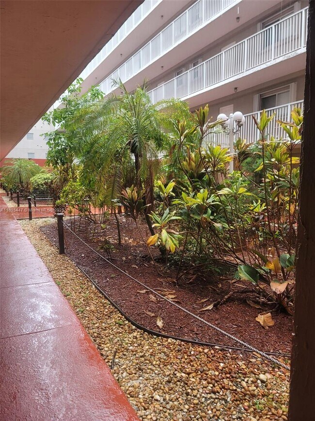 600 NW 32nd Pl in Miami, FL - Building Photo - Building Photo