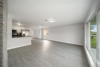 7560 Tropicana St in Miramar, FL - Building Photo - Building Photo