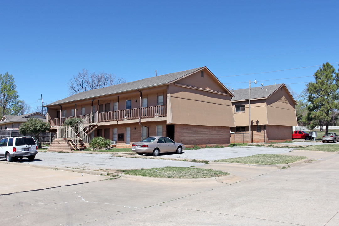 1217 Roosevelt Ave in Edmond, OK - Building Photo