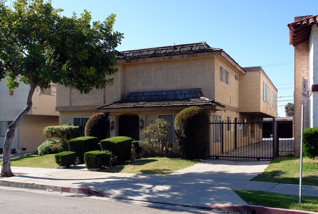 136 W Hillsdale St in Inglewood, CA - Foto de edificio - Building Photo