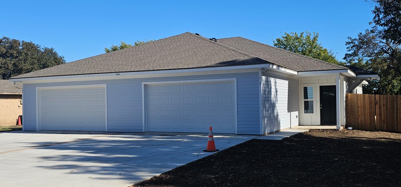 406 S Andrews Dr in Robinson, TX - Foto de edificio