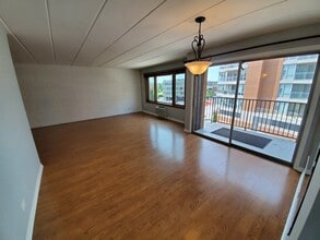 659 S River Rd in Des Plaines, IL - Building Photo - Building Photo