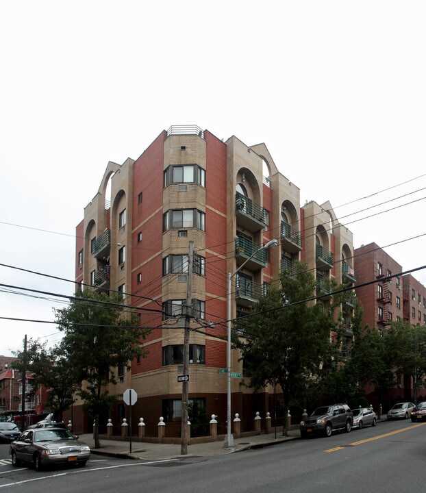 89-33 Whitney Ave in Elmhurst, NY - Foto de edificio