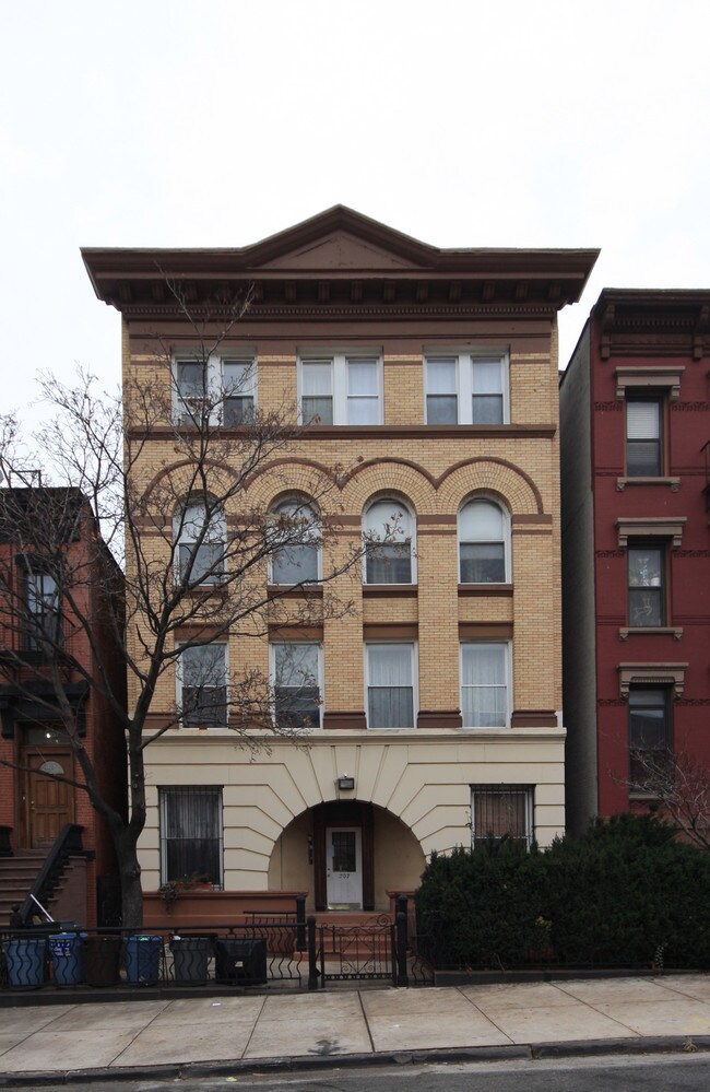 207 18th St in Brooklyn, NY - Foto de edificio - Building Photo