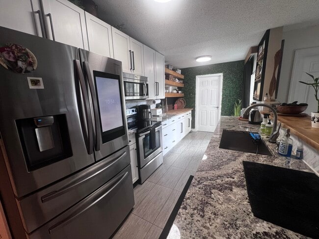 200 Sparrow Dr in Royal Palm Beach, FL - Building Photo - Building Photo