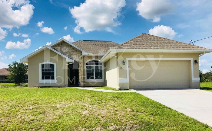 1215 Dodwin St E in Lehigh Acres, FL - Foto de edificio