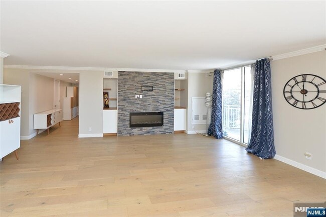 1055 River 310 in Edgewater, NJ - Building Photo - Building Photo