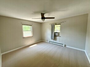 2317 Monroe Ave, Unit 1 in Cincinnati, OH - Foto de edificio - Building Photo