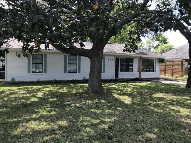 906 Old Angleton Rd in Clute, TX - Building Photo - Building Photo
