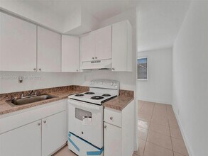 14190 W Dixie Hwy in North Miami, FL - Building Photo - Building Photo