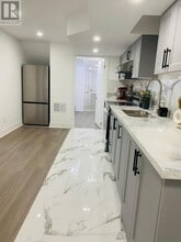 8 Wimbledon Ct in Whitby, ON - Building Photo - Building Photo