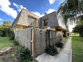 1913 N Congress Ave in West Palm Beach, FL - Building Photo