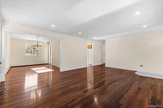 20 Alex Ln in Glen Cove, NY - Building Photo - Building Photo