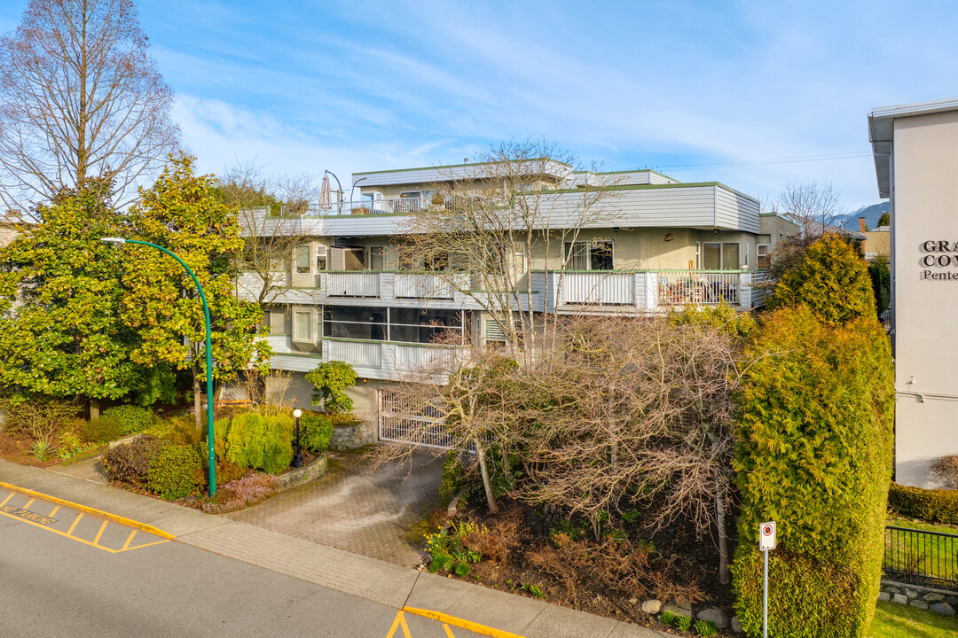 3861 Albert St in Burnaby, BC - Building Photo