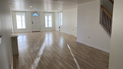 1294 N Mountain Rd in Harrisburg, PA - Foto de edificio - Building Photo