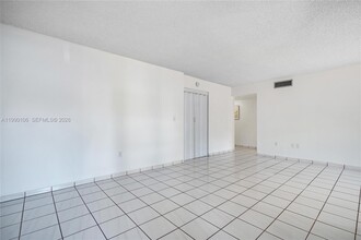 495 W Park Dr in Miami, FL - Building Photo - Building Photo