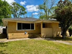308 S Royal St in Deridder, LA - Building Photo