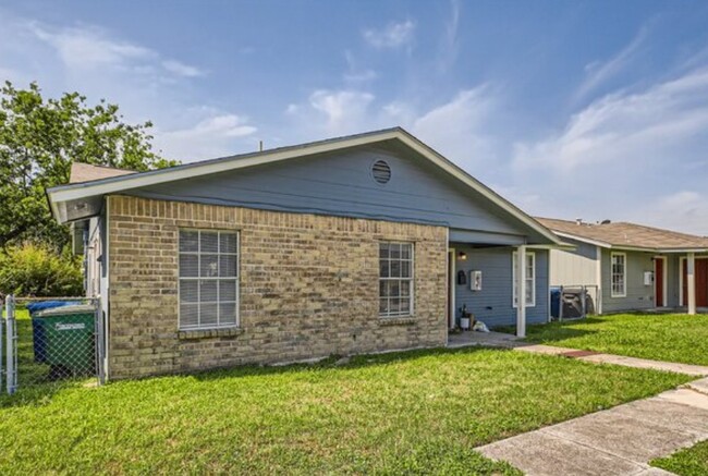 816 W Olmos Dr in San Antonio, TX - Building Photo - Building Photo