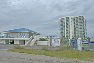 Tristan Towers in Gulf Breeze, FL - Building Photo - Building Photo