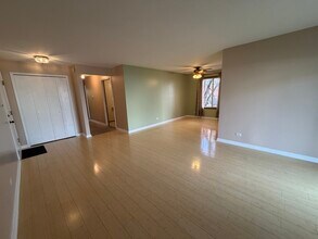 311 Sheffield Ct in Roselle, IL - Foto de edificio - Building Photo