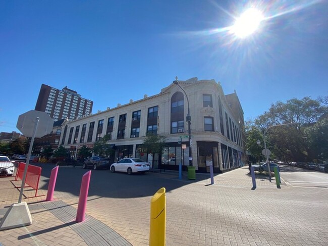 property at 1023 W Argyle St