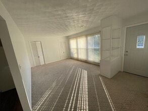 6582 Valley Dr in Bettendorf, IA - Building Photo - Building Photo