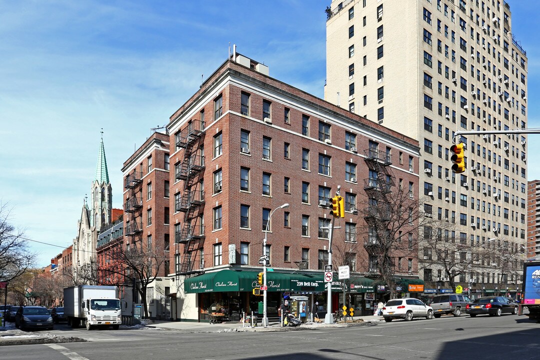 237-247 8th Ave in New York, NY - Building Photo