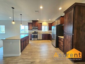 559 Nicholas Lee Dr in Medford, OR - Building Photo - Building Photo