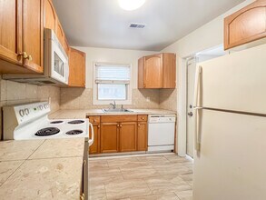 26 Fox Hill Dr in Kilmarnock, VA - Foto de edificio - Building Photo