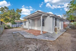 2428 NW 28th St in Miami, FL - Building Photo