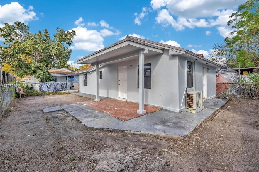2428 NW 28th St in Miami, FL - Building Photo