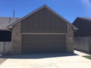 2828 E 45th Ct N in Wichita, KS - Foto de edificio - Building Photo