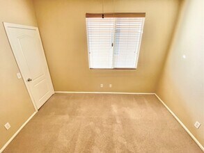 8836 Palm Creek Ct in Las Vegas, NV - Building Photo - Building Photo