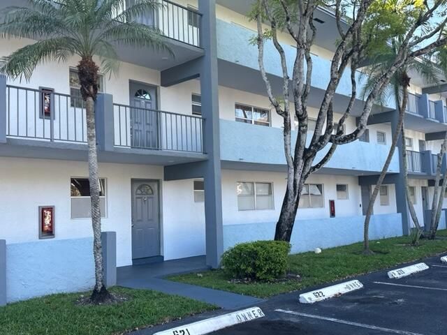 8351 Sands Point Blvd in Tamarac, FL - Building Photo - Building Photo
