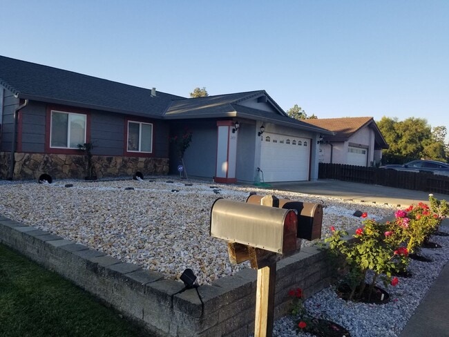 2435 Marquette Way in Fairfield, CA - Building Photo - Building Photo