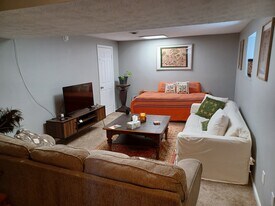 611 Buckingham Ln, Unit Basement Apartment in Lexington, KY - Building Photo