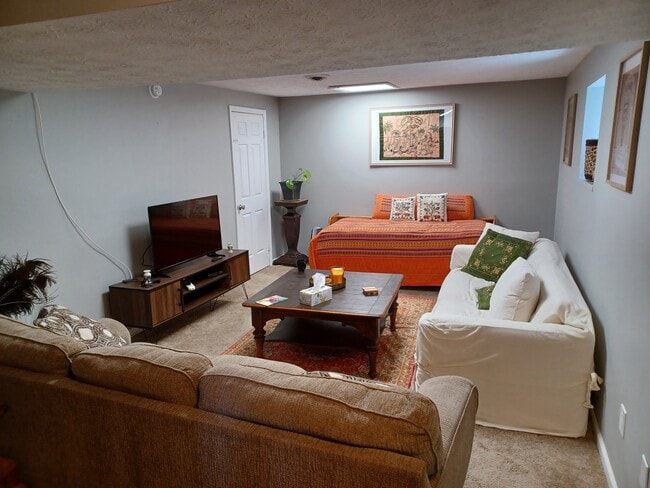 611 Buckingham Ln, Unit Basement Apartment