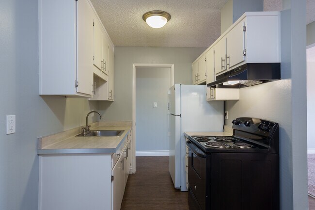 Metro Park Apartment Homes in San Leandro, CA - Building Photo - Interior Photo