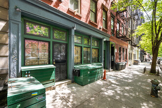 217 E 5th St in New York, NY - Foto de edificio - Building Photo