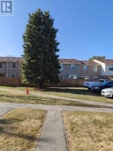 33 Queenston Dr in Kitchener, ON - Building Photo - Building Photo