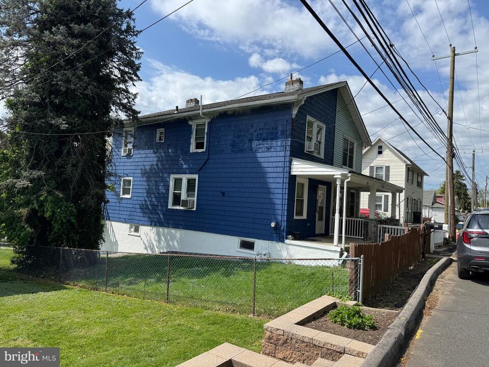 365 Dehaven St in Conshohocken, PA - Building Photo
