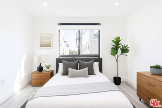 11800 Courtleigh Dr in Los Angeles, CA - Building Photo - Building Photo