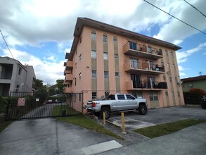 555 SW 4Th ST in Miami, FL - Building Photo - Building Photo