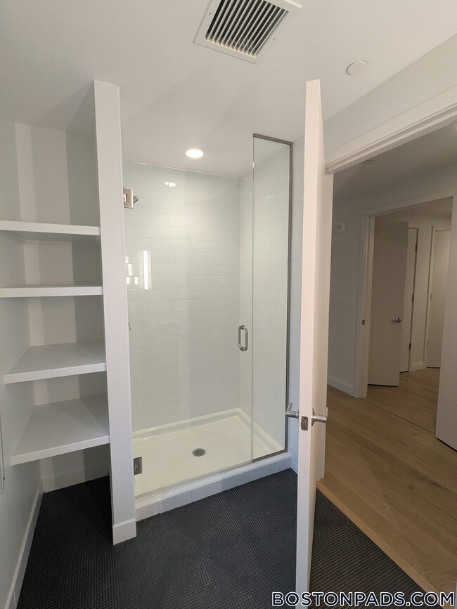 55 Brighton Ave, Unit 402 in Boston, MA - Foto de edificio - Building Photo