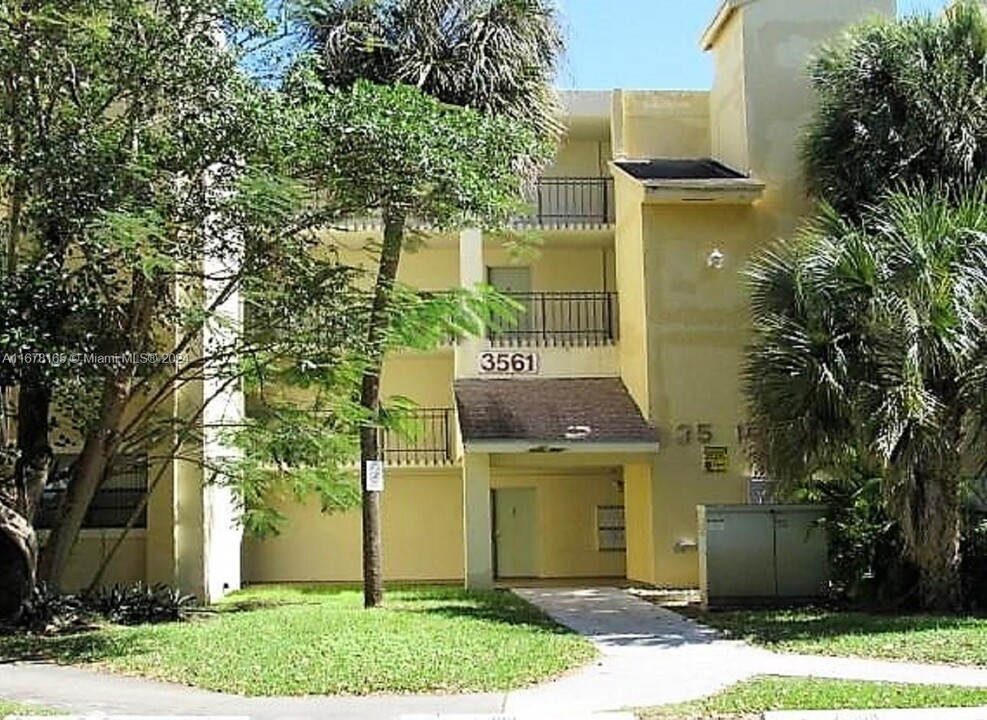 3561 SW 117th Ave in Miami, FL - Foto de edificio