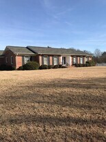107 Pinewood Dr in Clover, SC - Building Photo
