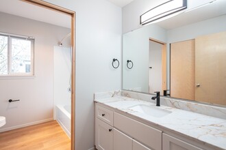 323 W Republican St, Unit West Republican Place 501 in Seattle, WA - Building Photo - Building Photo
